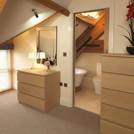 Courtyard Mews, 3 Rodley Hall, Leeds Leeds (West Yorkshire)