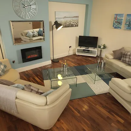 Courtyard Mews, 3 Rodley Hall, Leeds Apartment *