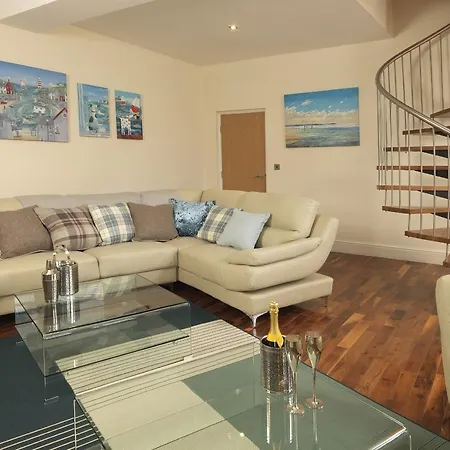 Courtyard Mews, 3 Rodley Hall, Leeds * Leeds (West Yorkshire)